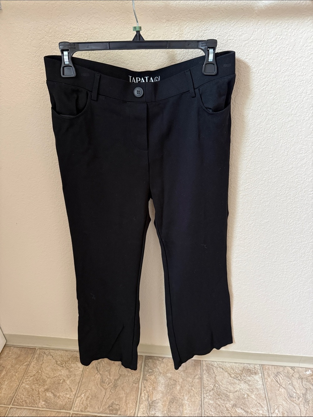 TAPATa Black Cropped Straight-Leg Pants